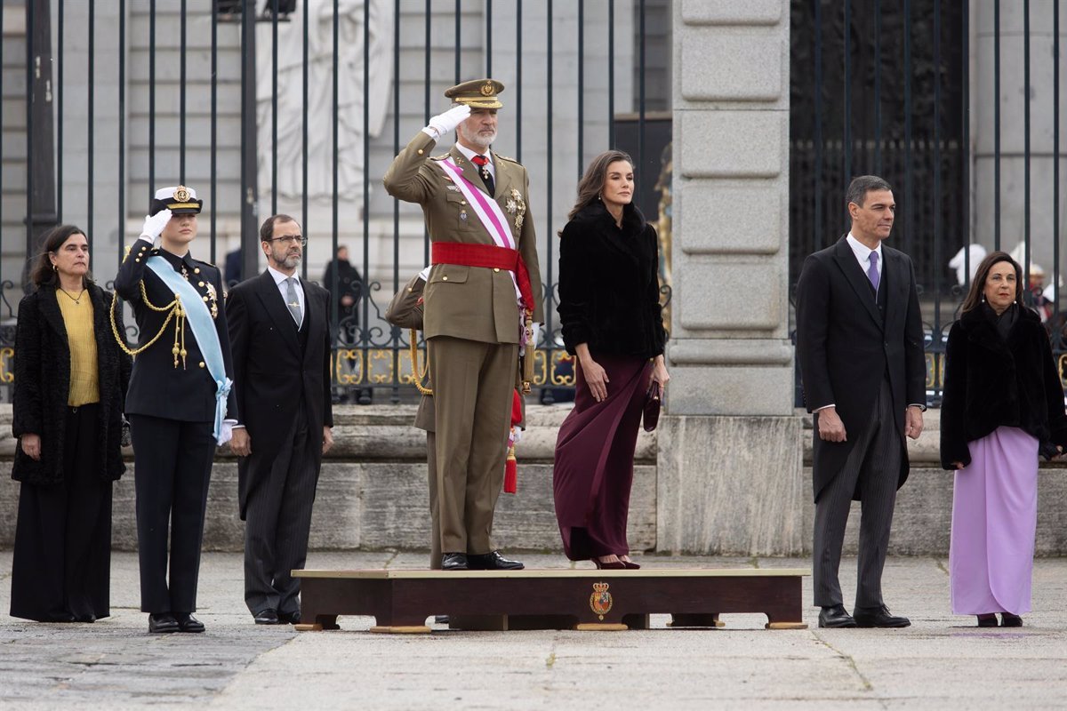 Sánchez elogia la Semana Santa Militar y valora labor de las Fuerzas Armadas con los afectados por los daños