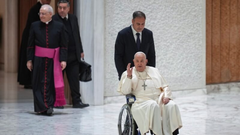 El Papa advierte sobre el castigo divino a quienes abusan de los niños en el catecismo.