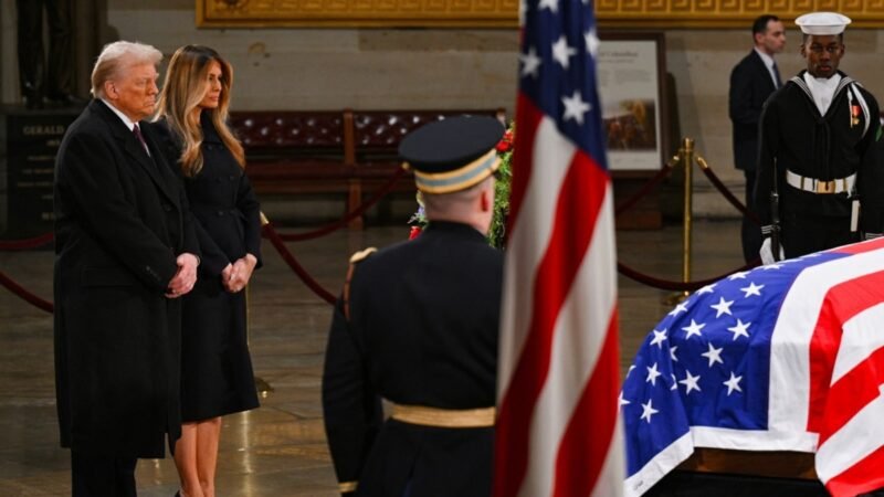 Trump muestra respeto a Jimmy Carter en el Capitolio