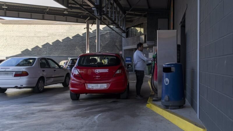 Conductor ebrio se estrella en gasolinera de Santander