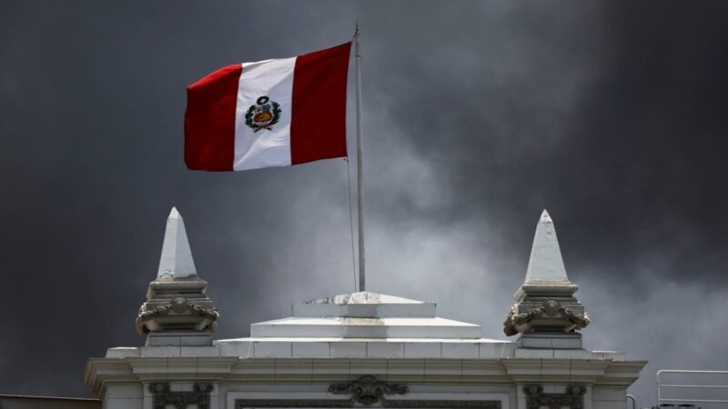 Prohibición de minifaldas y pantalones cortos en el Congreso de Perú.