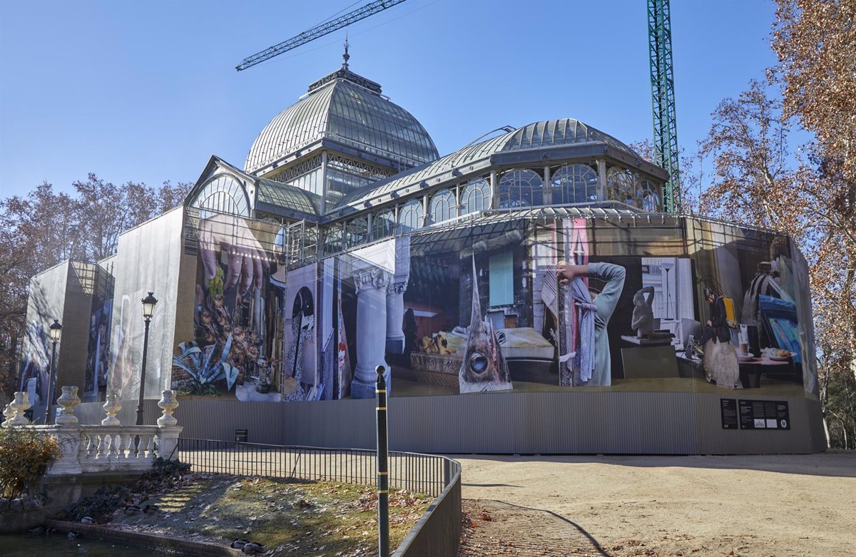 Exposición pública del lienzo «Gran Friso» en el Palacio de Cristal a pesar de los trabajos de restauración