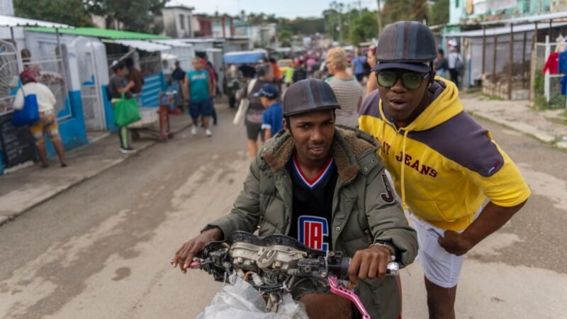 Más de 100 presos liberados en Cuba, unos 50 son políticos según ONG.