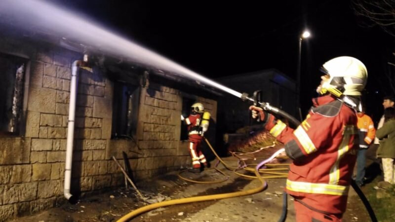 Los bomberos extinguen el fuego en casa rural de San Pedro del Romeral