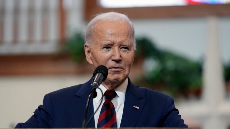 Biden pide a estadounidenses «mantener la fe» en su último día como presidente.