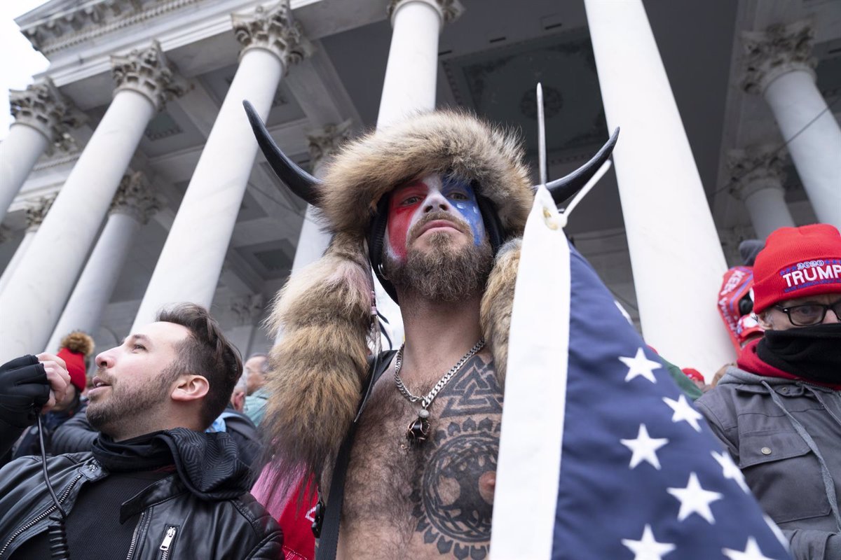 ‘QAnon Shaman’ agradece a Trump por tolerar el ataque al Capitolio: «La justicia ha llegado» – Agradecimiento del ‘QAnon Shaman’ a Trump