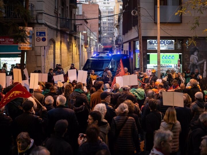 Protesta de 100 personas ante sede de Junts contra decreto ómnibus