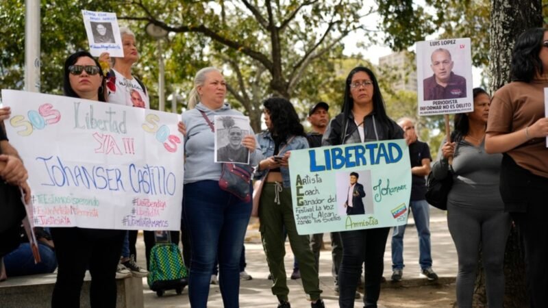 Venezuela libera a 381 presos en protestas tras elecciones.