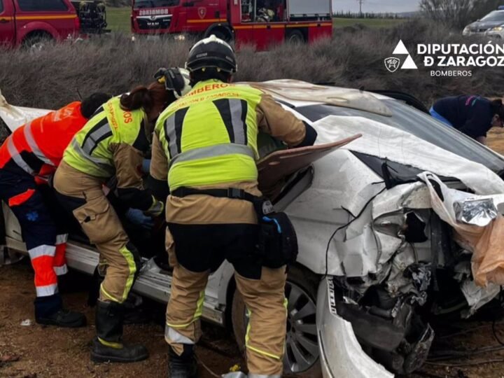 Trágico accidente en la carretera A-221 de Caspe: una mujer y un hombre fallecen.