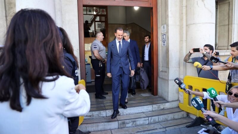 El juez condena la actitud de Le Senne en el Parlamento.