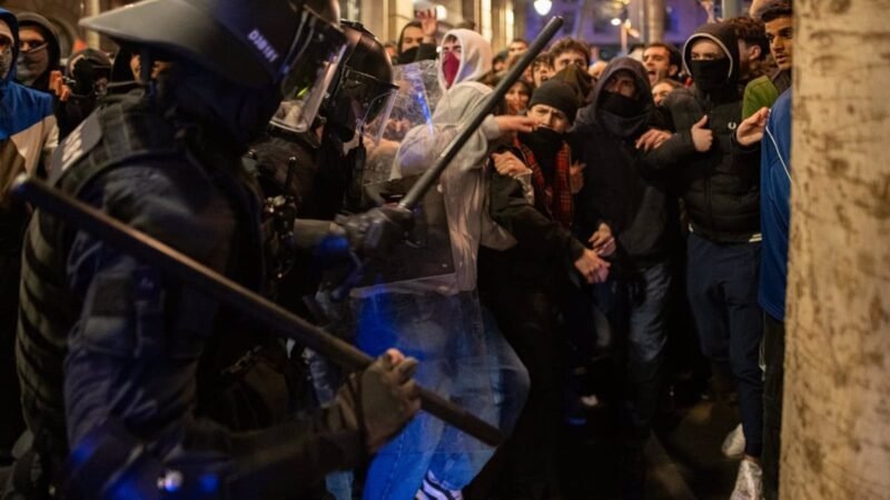 Protestantes se oponen a la retirada de barricadas Antifa en Barcelona Ars Massana