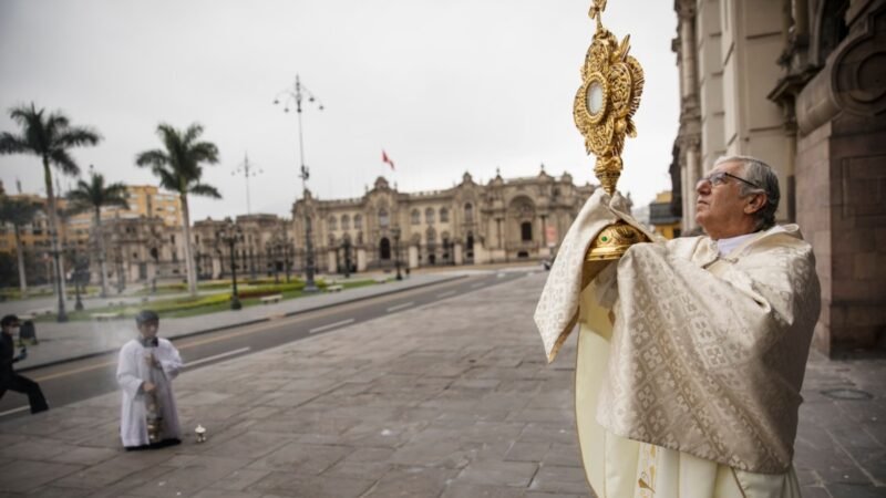 El arzobispo de Lima respalda sanción del Vaticano al cardenal acusado de abuso sexual