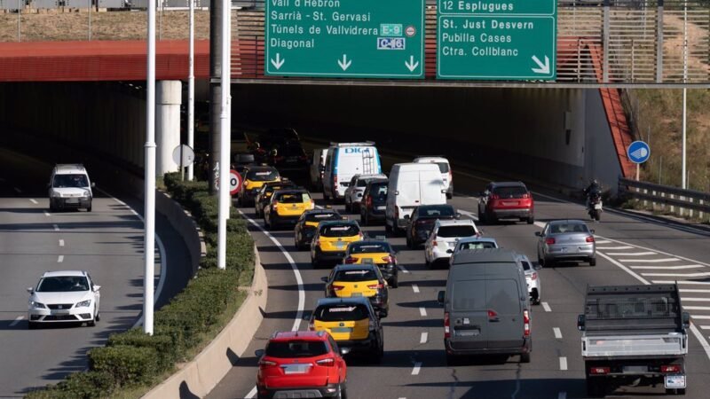 La marcha de taxis en Barcelona finaliza con 900 autos, según la Guardia Urbana.