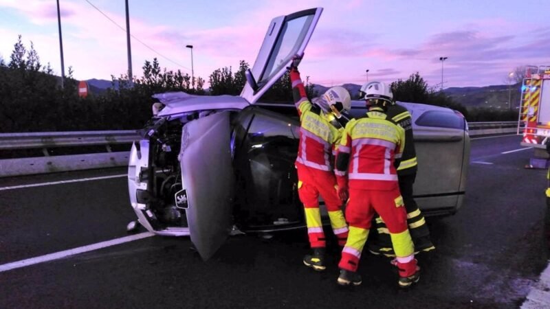 Accidente en la A-8: coche vuelca tras colisión con camión en Colindres