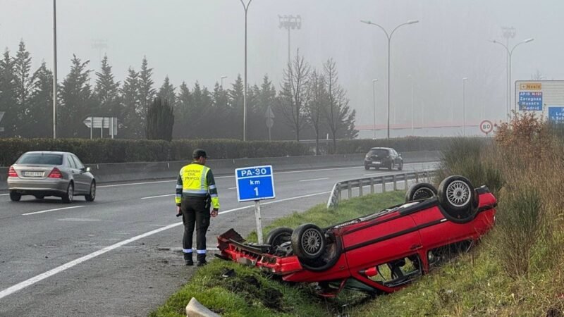 Accidente en la PA-30 de Aranguren: herido leve al salirse de la carretera y volcar.