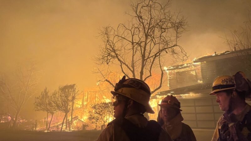 Al menos dos fallecidos en incendios en Los Ángeles