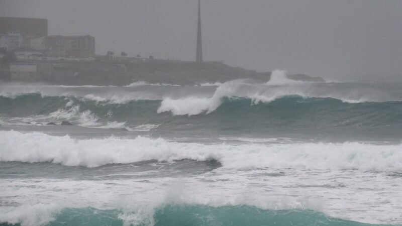 Alerta naranja por tormentas costeras en A Coruña y Pontevedra desde el martes