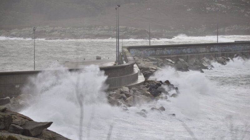 Alerta roja en la costa gallega por la llegada de Borrasca «Herminia»