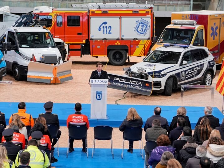 Almeida agradece servicios municipales en Valencia tras la DANA.