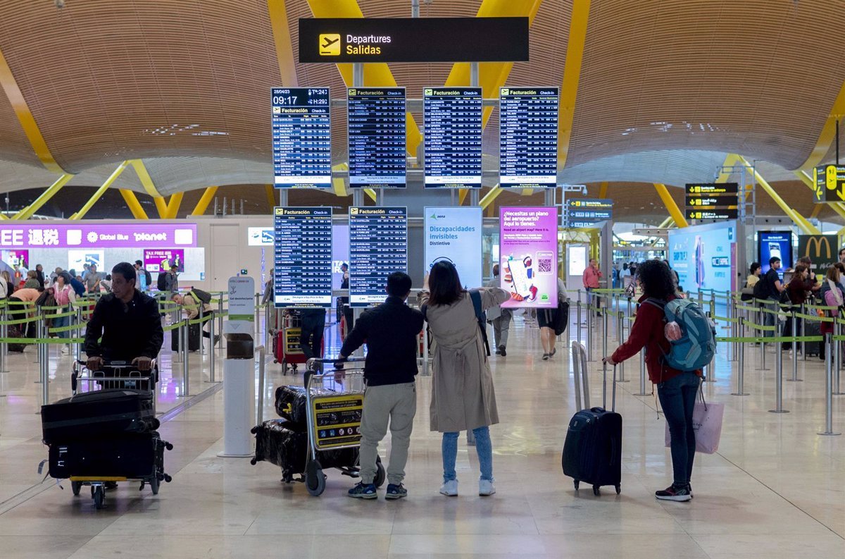 Barajas lidera el tráfico aéreo el primer fin de semana del 2025