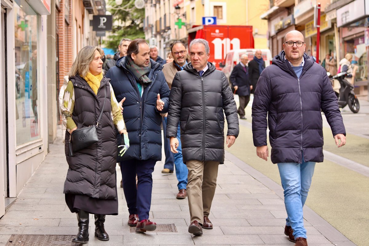 Bendodo se muestra receptivo al debate sobre la flexibilidad de jornada según acuerdo colectivo.