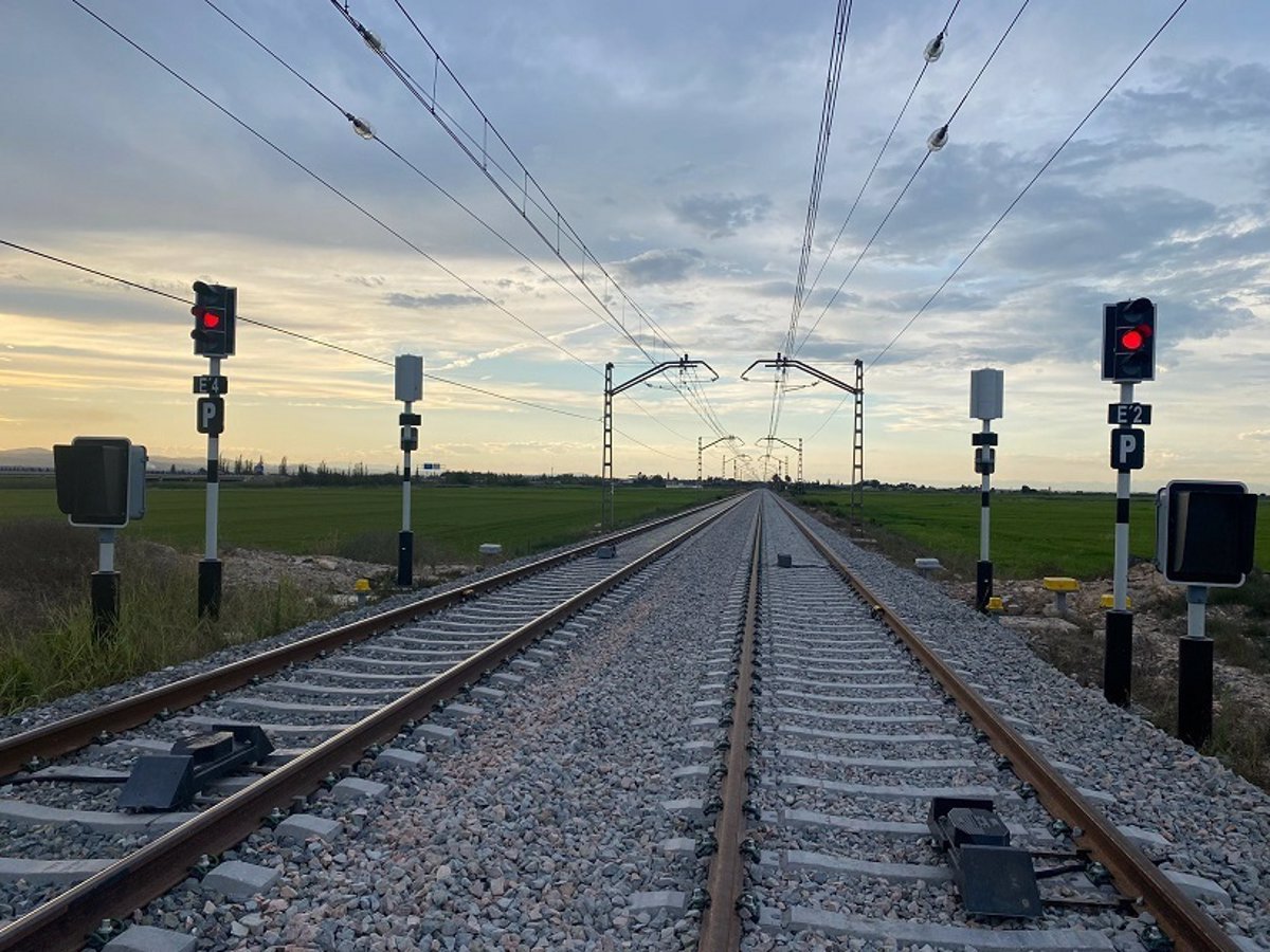 CNMC reduce sanciones a tarjeta ferroviaria tras fallo tribunal