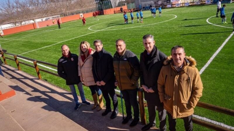 Capelan visita el campo de fútbol de Fuenmayor con césped nuevo