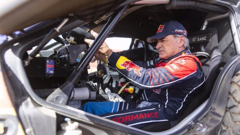 Carlos Sainz vuelca en el Dakar y se aferra a la etapa maratón