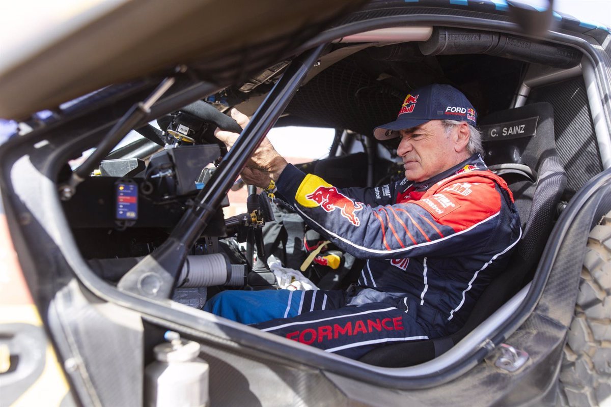 Carlos Sainz vuelca en el Dakar y se aferra a la etapa maratón