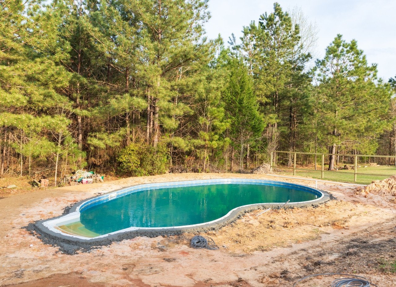 Cavé la piscina sin permiso. 
Título: Acto de desobediencia.