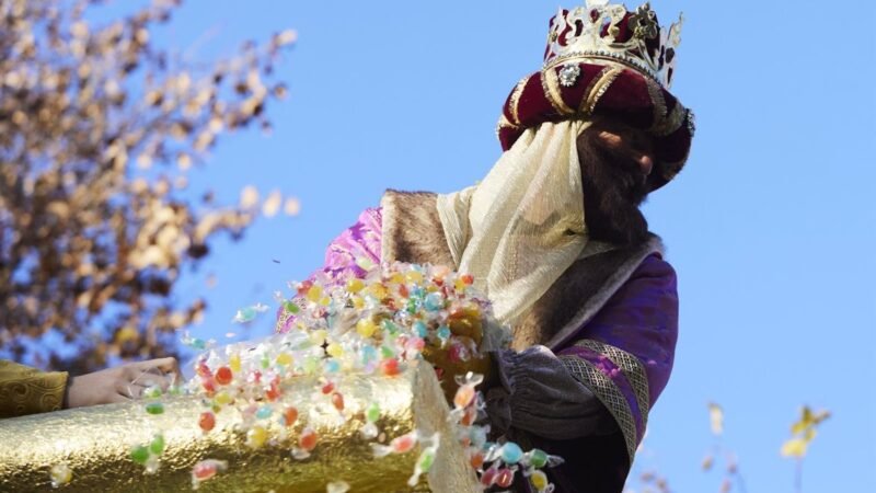 Celebración de la Cabalgata de Reyes en Andalucía occidental el 4 de enero