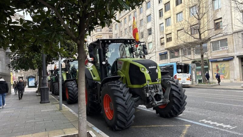 Cinco tractores protestan en Santander contra el acuerdo UE-Mercosur.