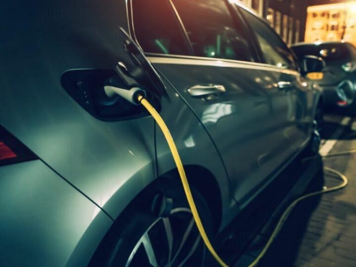 Coches eléctricos en el Reino Unido: auge en 2024, brecha con Italia