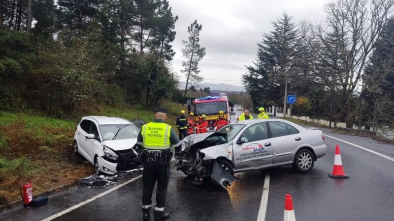 Colisión entre dos coches deja tres heridos en Pereiro de Aguiar