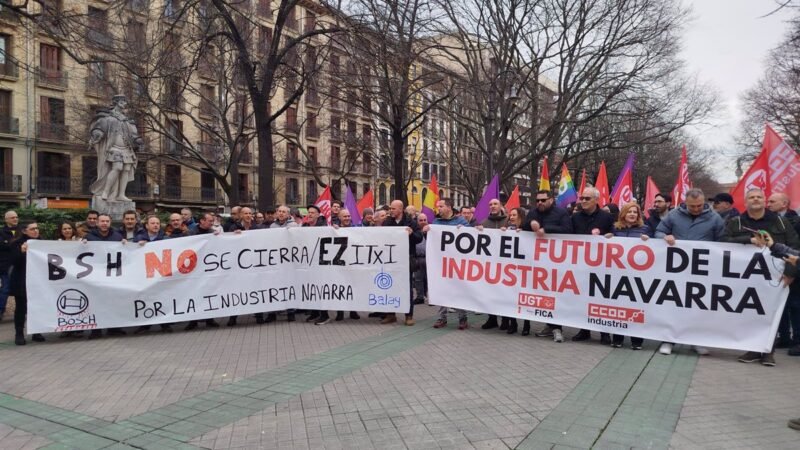 Concentración de UGT y CCOO en Pamplona por problemas en la industria navarra