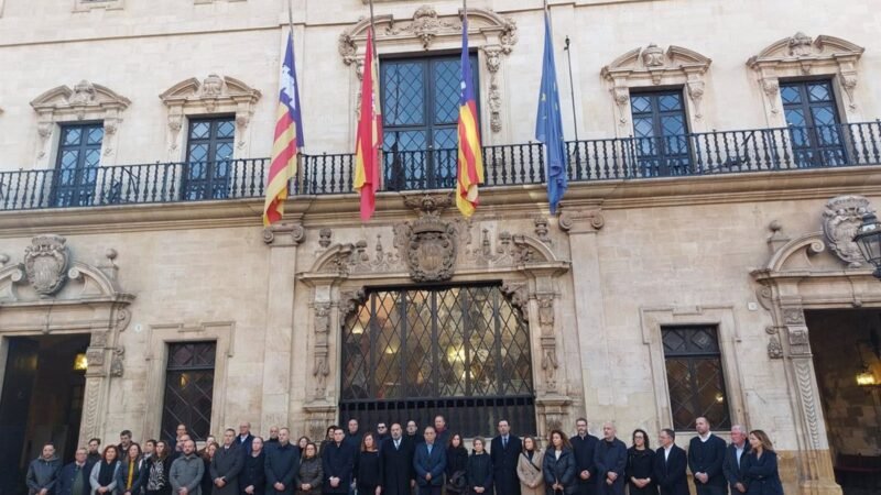 Cort rinde homenaje a Francesc Antich con un minuto de silencio