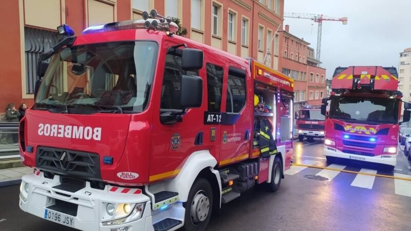 Cuatro personas afectadas por inhalación de humo en incendio en Santander