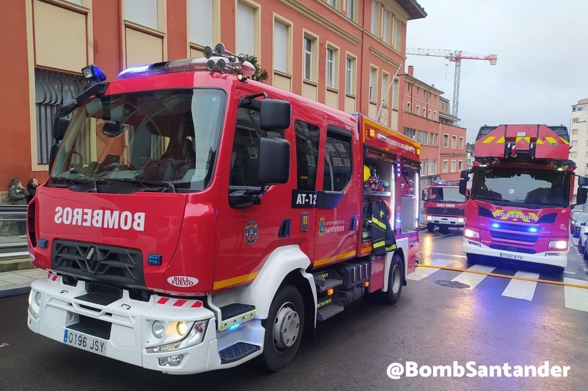 Cuatro personas afectadas por inhalación de humo en incendio en Santander