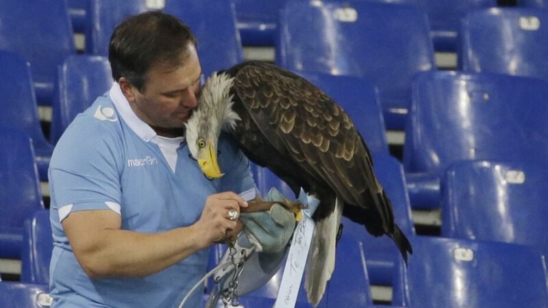 Despiden al español responsable de la mascota de la Lazio por compartir fotos inapropiadas.