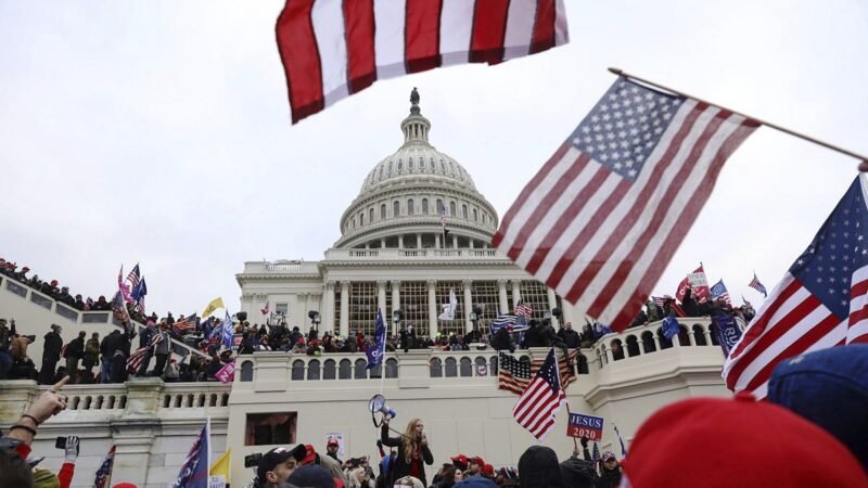 Division republicana por indultos de Trump a alborotadores del Capitolio