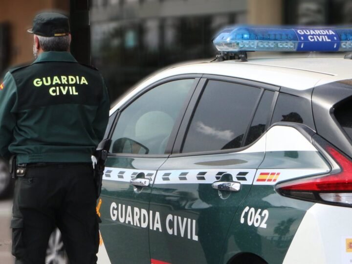 Dos jóvenes detenidos por hurto y estafas en centros comerciales.