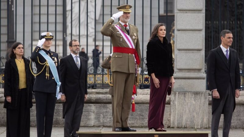 El Rey alaba a las Fuerzas Armadas y las anima a seguir en el atraque