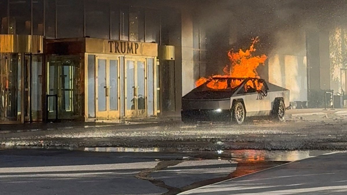 El Tesla Cybertruck explota frente al hotel de Trump en Las Vegas con pirotecnia y bombas de gas.