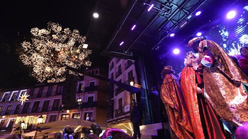 El cortejo real de la Cabalgata de Reyes en Toledo: nueve carrozas, siete desfiles y más de 500 personas.