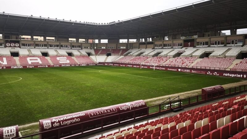 El estadio de Las Gaunas de Logroño listo para el UDL-Athletic de Copa.