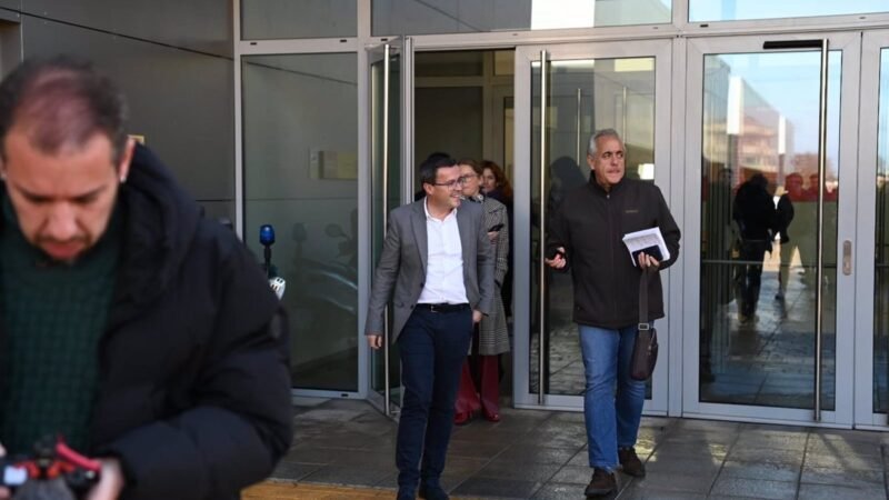 El hermano de Pedro Sánchez trabaja «duro» en la Diputación de Badajoz, según Gallardo