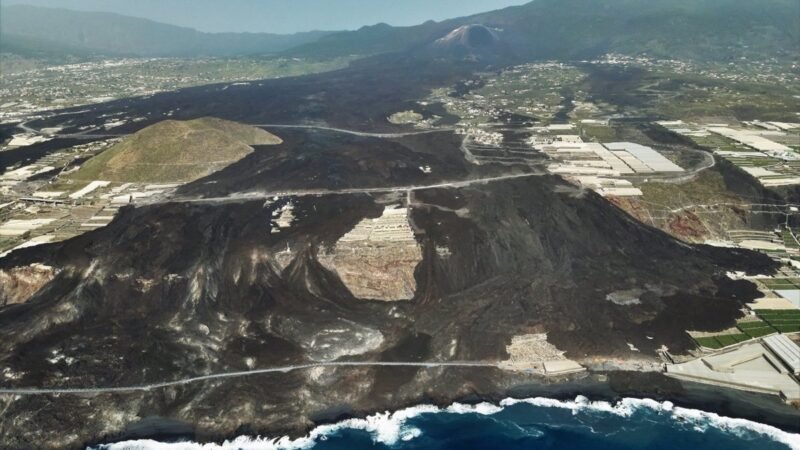 El impacto del volcán Tajogaite en el mar de La Palma.