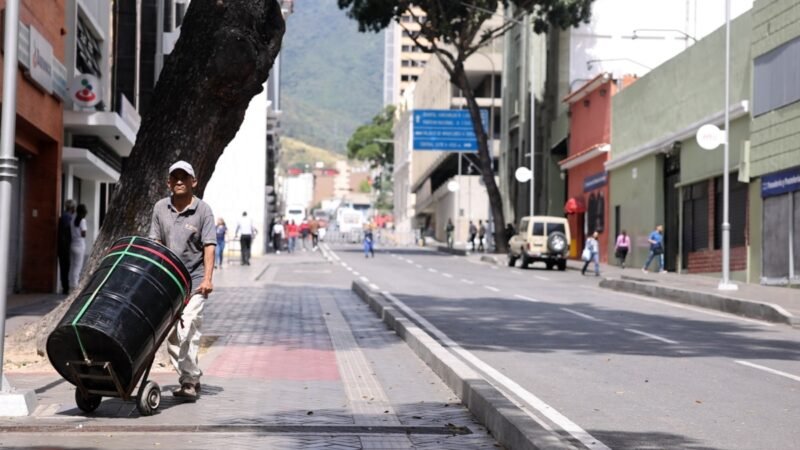 Esperanza de cambio político en Venezuela a pesar de toma de posesión de Maduro.