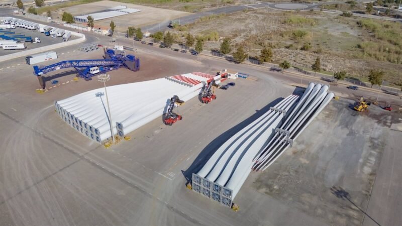 Exportación de palas de aerogenerador de más de 80 metros por el puerto de Motril