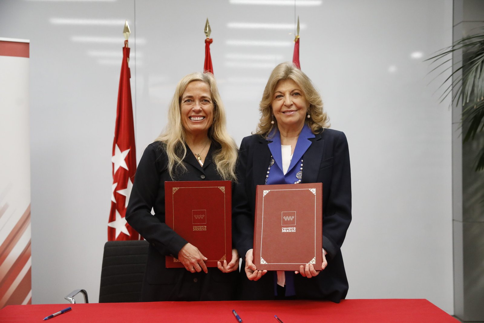 Firma de acuerdo de colaboración entre consejo local y comunidad de Madrid sobre políticas laborales activas.